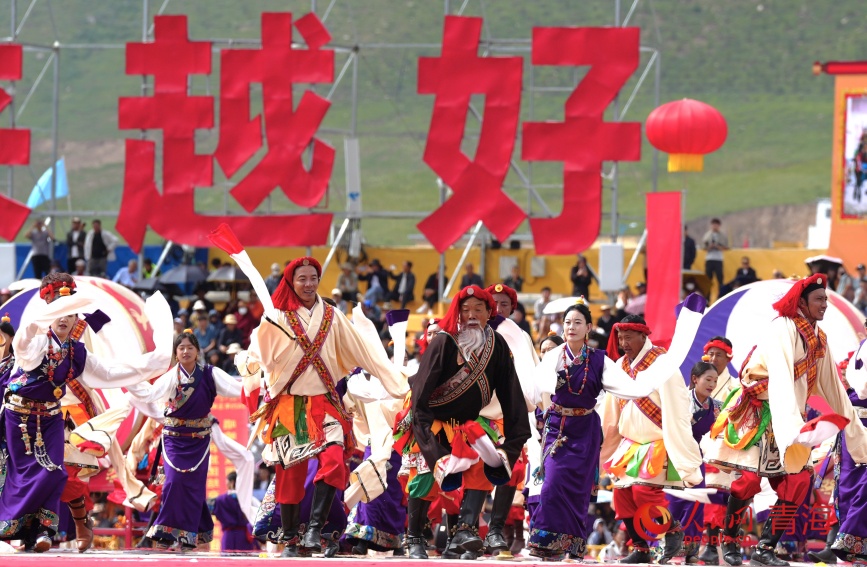 牧民群众表演传统歌舞。人民网记者 甘海琼摄